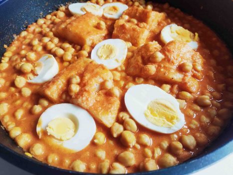 bacalao con garbanzos y huevo duro