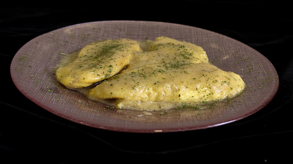 pollo en salsa de cebolla y vino blanco